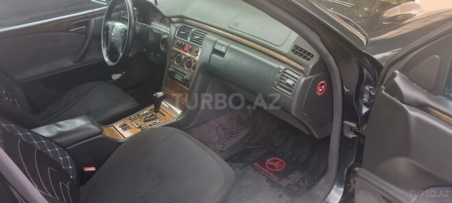 Mercedes E 280 4MATIC-3