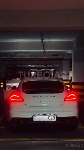 Porsche Panamera-6