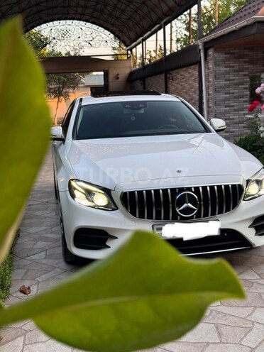 Mercedes E 220 d-3