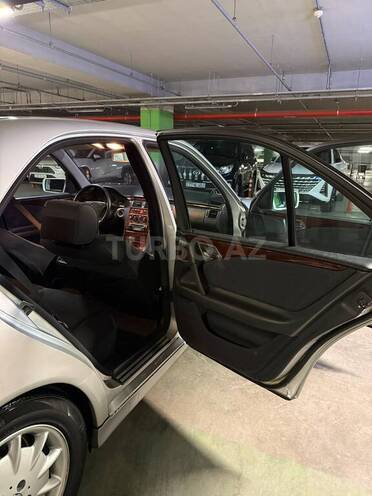 Mercedes E 240-16