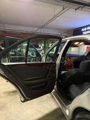 Mercedes E 240-13