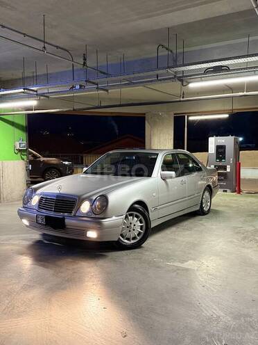 Mercedes E 240-1