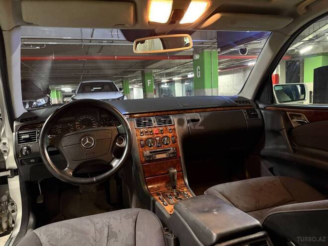 Mercedes E 240-11