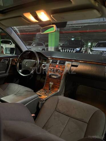 Mercedes E 240-17