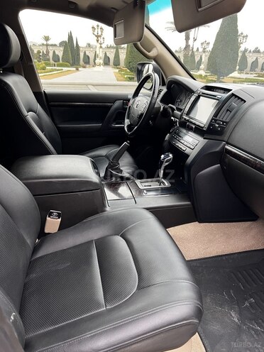 Toyota Land Cruiser-9