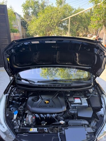 Hyundai Elantra-11