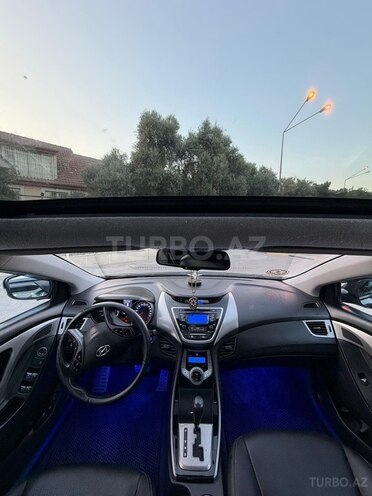 Hyundai Elantra-13