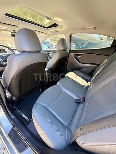 Hyundai Elantra-12