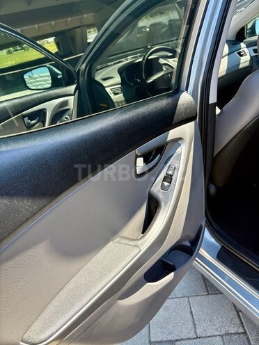 Hyundai Elantra-13