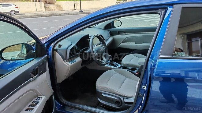 Hyundai Elantra-11