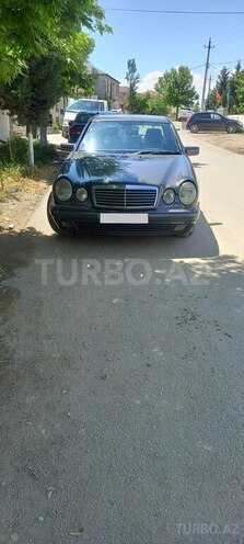 Mercedes E 320-1