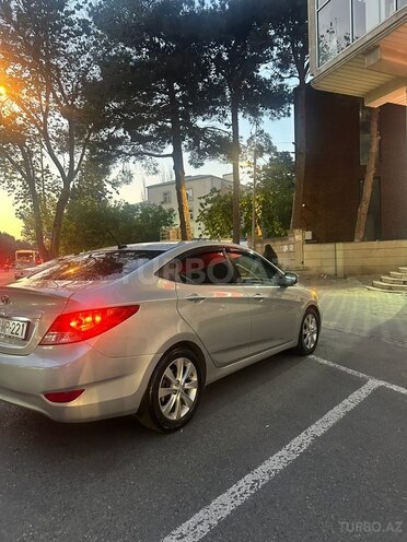 Hyundai Accent-13