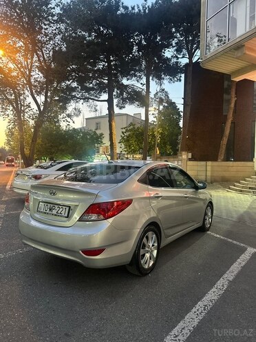 Hyundai Accent-11