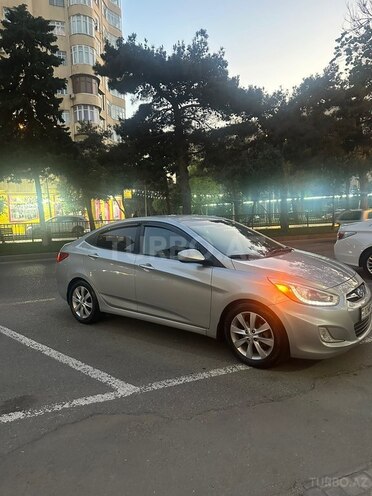 Hyundai Accent-12