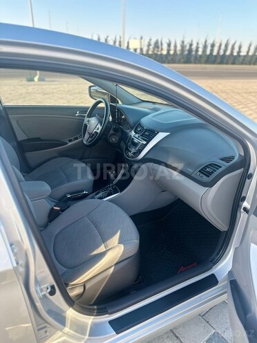 Hyundai Accent-19