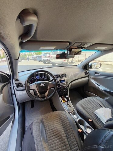 Hyundai Accent-15