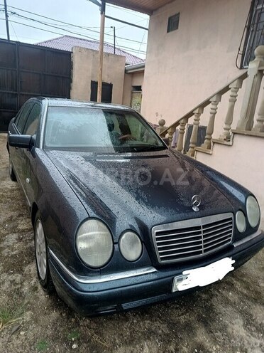 Mercedes E 240-1
