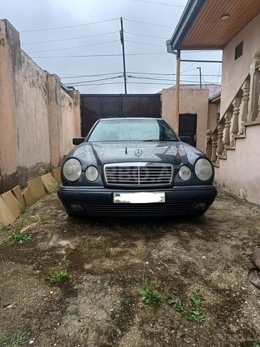 Mercedes E 240-11