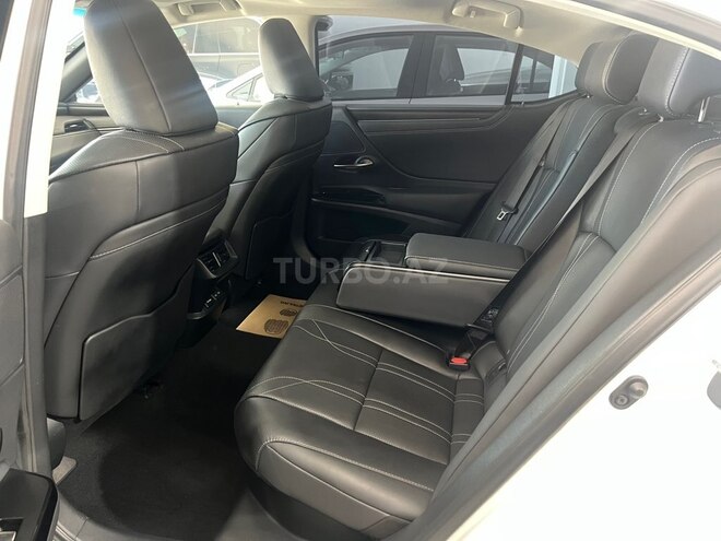 Lexus ES 300h-16