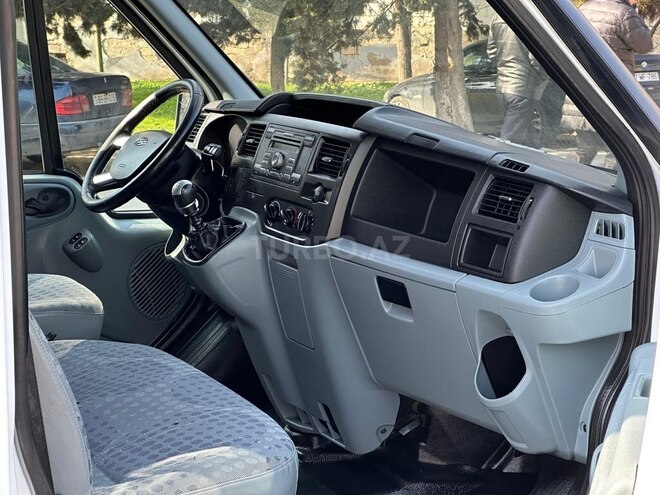 Ford Transit-11