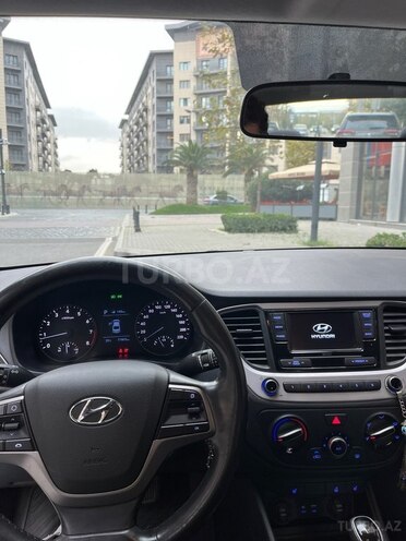 Hyundai Accent-12