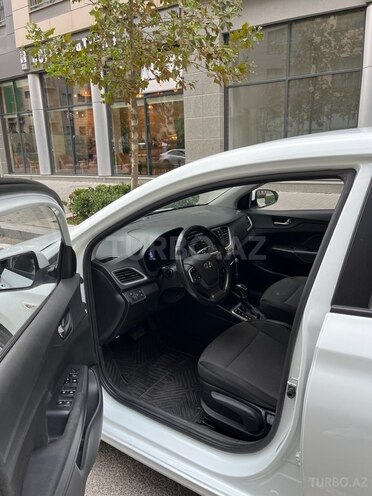 Hyundai Accent-11