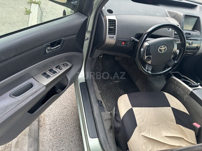 Toyota Prius-12