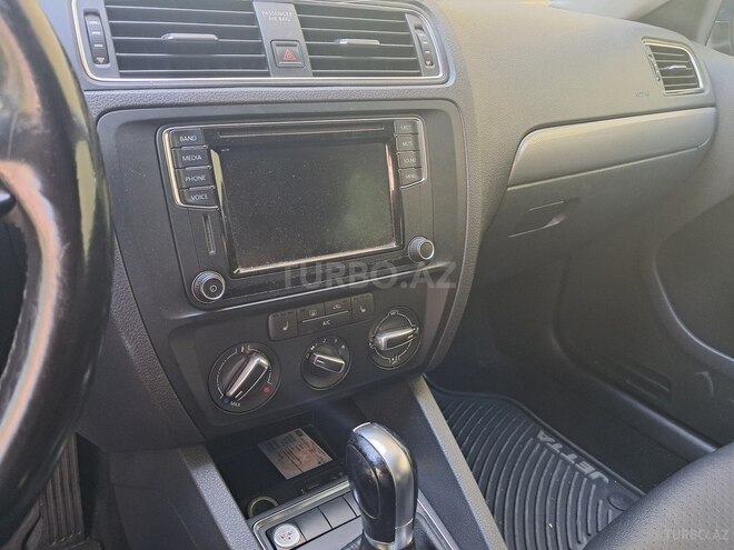 Volkswagen Jetta-12