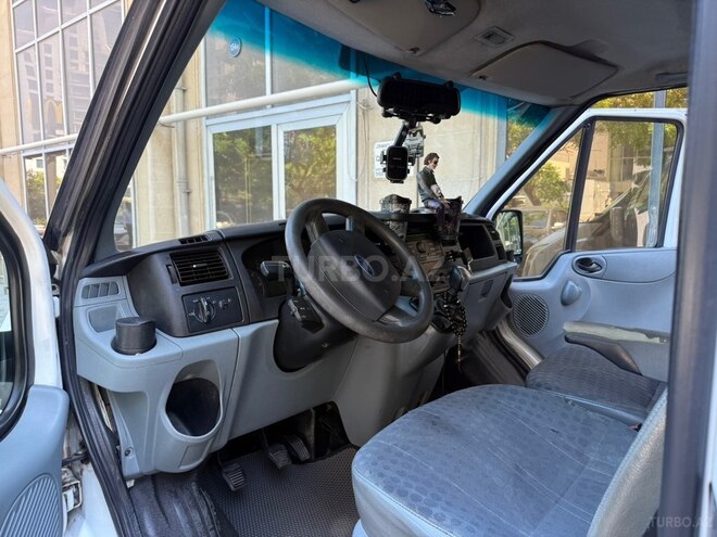 Ford Transit-10