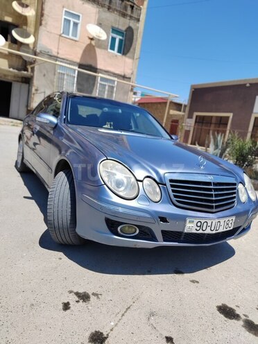 Mercedes E 240-1