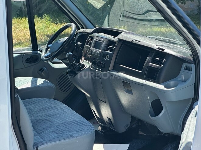 Ford Transit-11