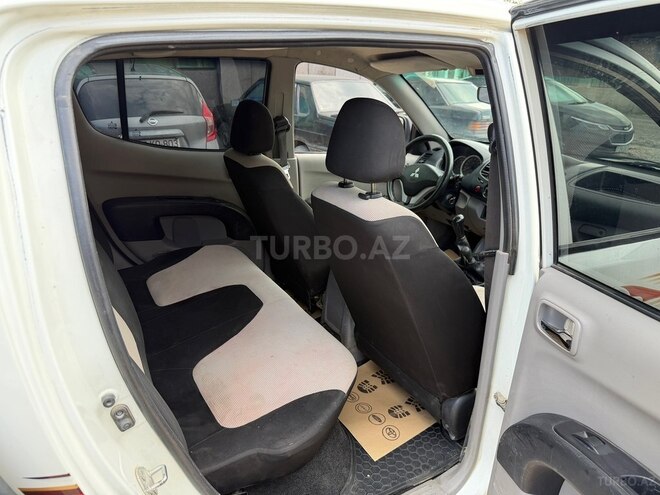 Mitsubishi L200-13
