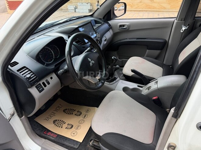 Mitsubishi L200-11