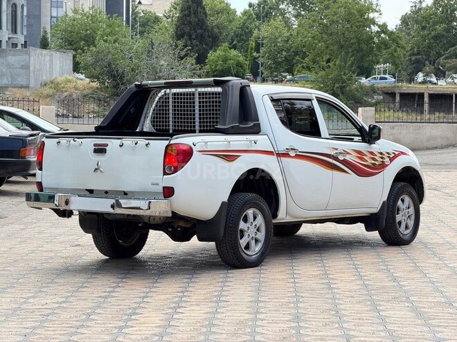 Mitsubishi L200-10