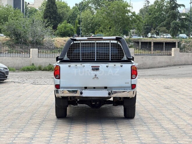 Mitsubishi L200-8