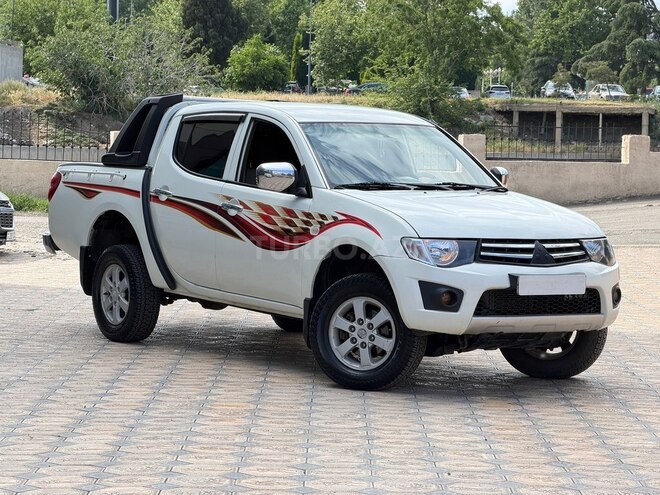 Mitsubishi L200-1