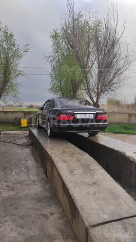 Mercedes E 240-5