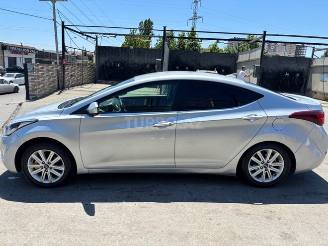 Hyundai Elantra-12