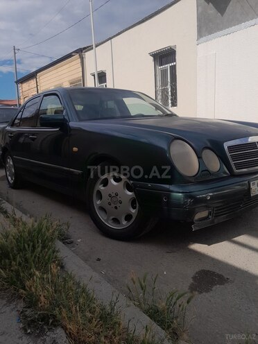 Mercedes E 200-1