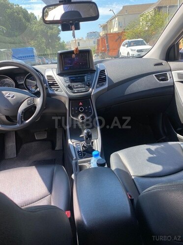 Hyundai Elantra-12