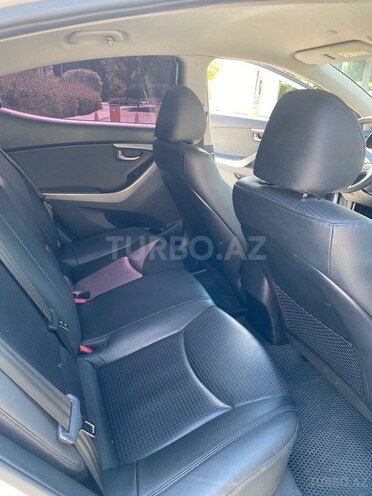 Hyundai Elantra-11