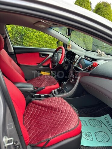 Hyundai Elantra-12