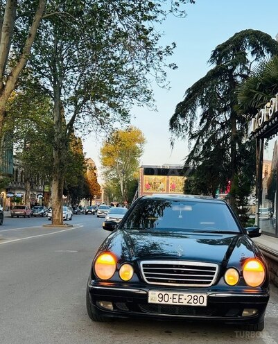 Mercedes E 240-4