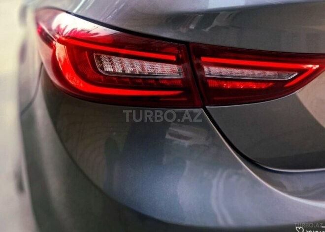 Hyundai Elantra-12