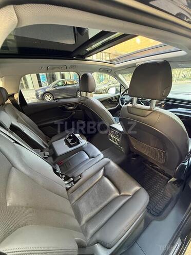Audi Q7-11