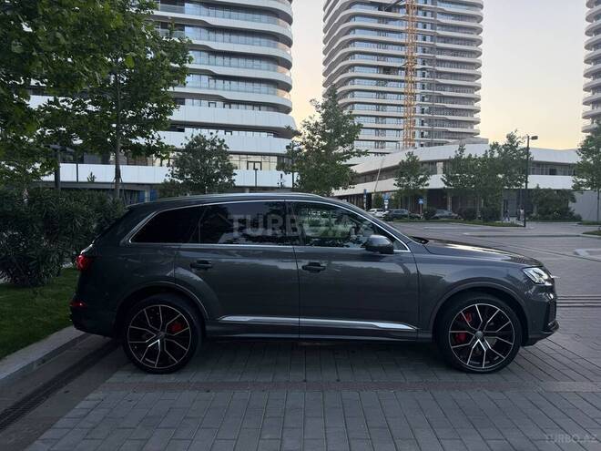 Audi Q7-4
