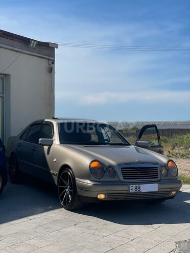 Mercedes E 240-1