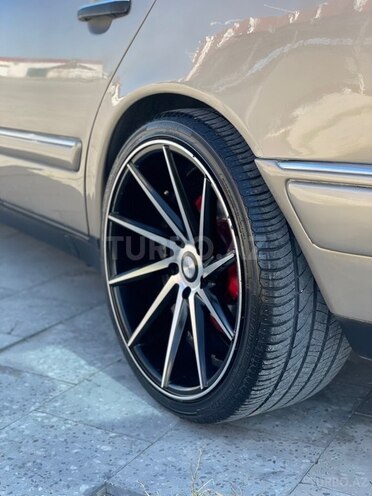 Mercedes E 240-4