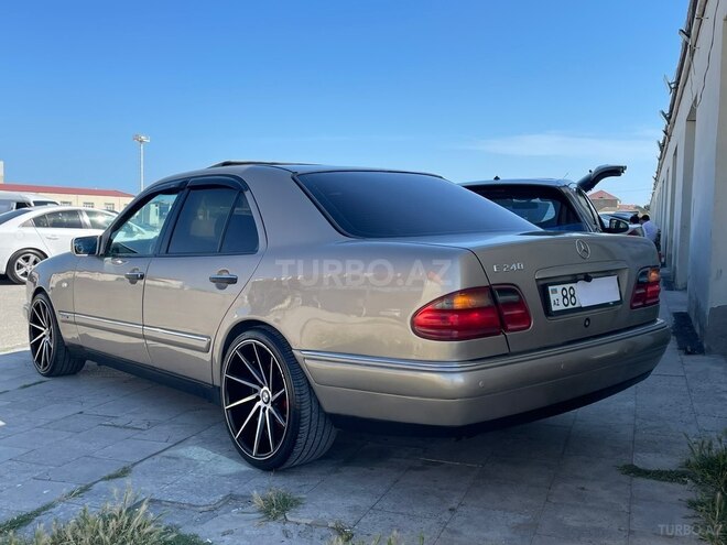 Mercedes E 240-2