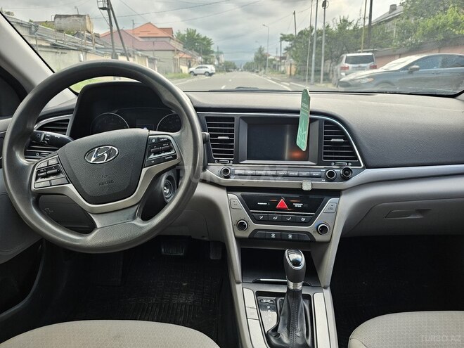 Hyundai Elantra-6